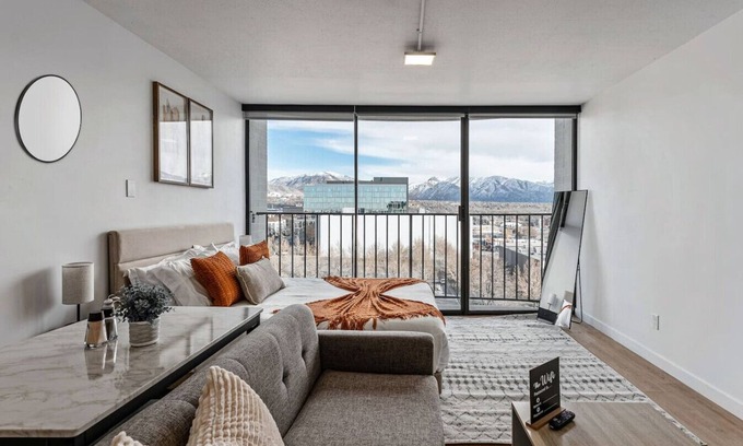 Downtown Salt Lake City Apartment | DT Studio | Gym | Pool Table | 8th Floor | Parking