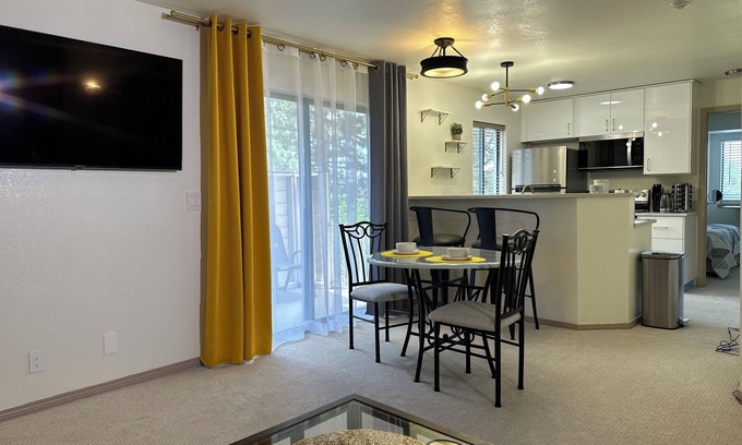 Greenwood Village Condo | DTC 1bed 1bath condo I Free Parking I Pool I Private Patio I No Stairs