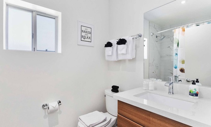 Roosevelt Condo | DTPH Modern Designer Studio - Pool & Parking -