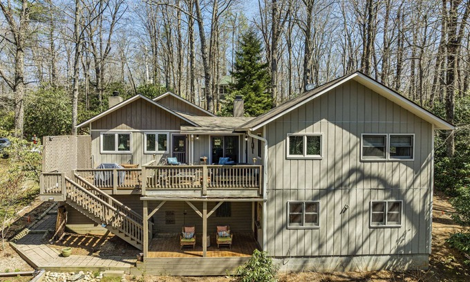 Highlands House | Duck's Nest - 3 BR Modern Retreat by the creek