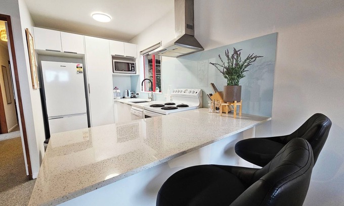 Wellington Apartment | Duel Apartment, 5 Beds, 2 car parking!