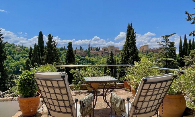 Sacromonte Apartment | Duplex con Terraza y con Vistas Únicas a la Alhambra en el Albayzin
