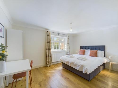 Redhill Apartment | Duplex Redhill town centre Apt by Livingo Stays