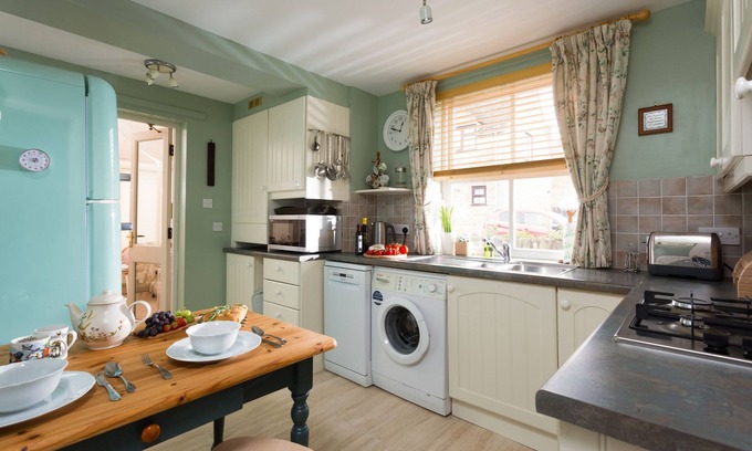 Moreton-in-Marsh Cottage | Dutch Cottage - a lovely house sleeping four guests