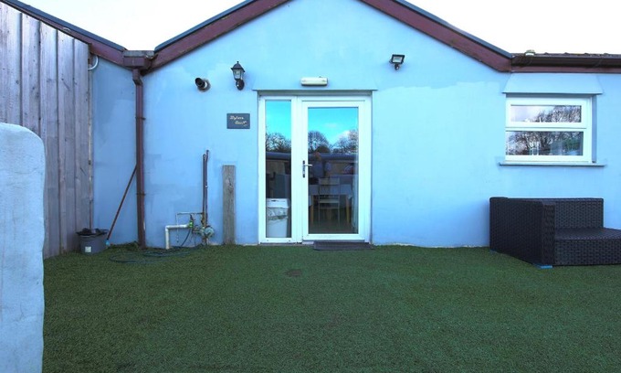 Llanybri House | Dylan's Court