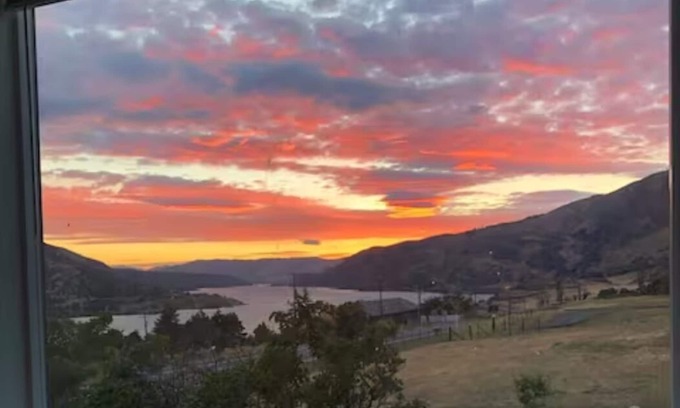 Dallesport House | E+H House-Views! Fast Wifi & Pet friendly!