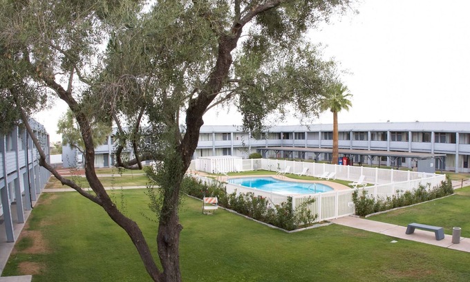 Downtown Phoenix Hotel | E-Z 8 Motel Phoenix Airporter