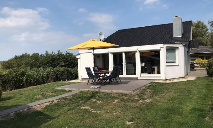 Großwurden House | E3 House with conservatory, fireplace and dyke view