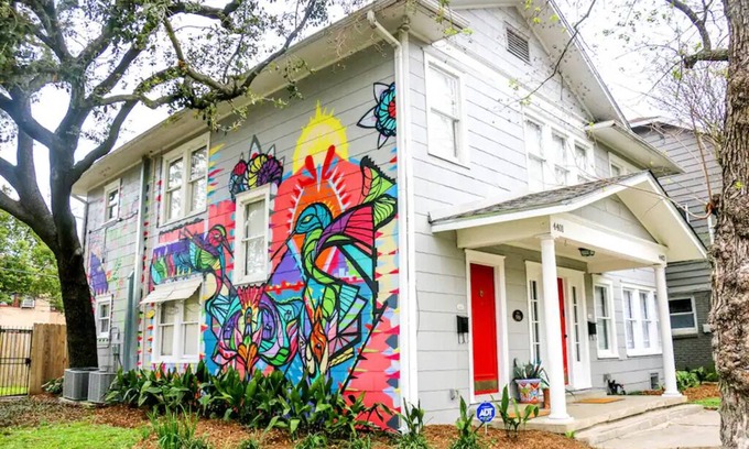 Greater East End House | EaDo Mural House: 6 Bed/2 Bath Near DWTN/UH