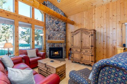 Redmond Ski Chalet | Eagle Crest Chalet with HOT TUB and Cabin Vibes