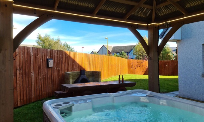 Aviemore House | Eagle Lodge - Aviemore hot tub lodge