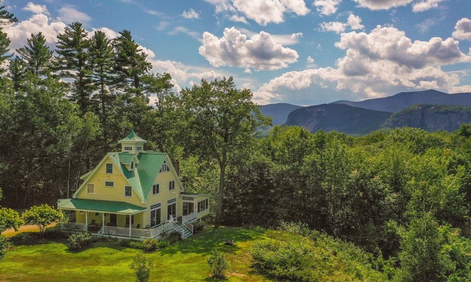 North Conway House | Eagle's View- modern farmhouse, central location, stunning Mt. Washington Views!