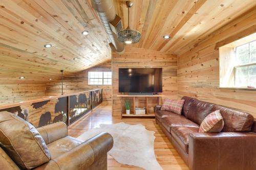 Early House | Early Cabin with Deck about 20 Mi to Lake Brownwood!