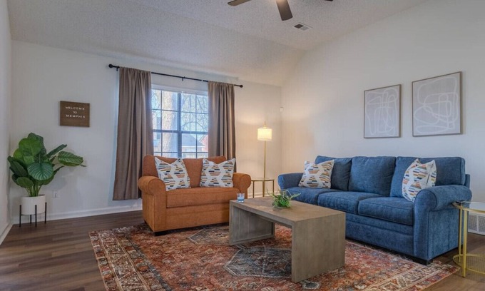 Memphis House | Earth Chic Getaway. Large Backyard! Pet- Friendly!