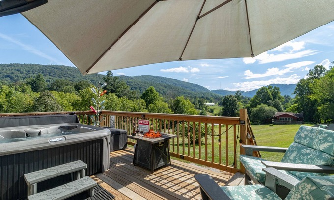 Skyland Apartment | East Asheville - HotTub - Views - Fire Pit - Parkway - Hiking - Pets - Wi-Fi