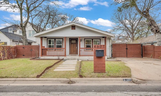 East MLK House | East ATX 4BR Getaway - Games | BBQ | Cowboy Pool