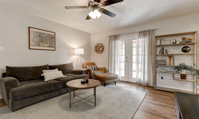Pecan Springs Springdale House | East Austin 3BR 5 miles to downtown/UT stadium/Moody/SXSW. Large yard, pets Ok.