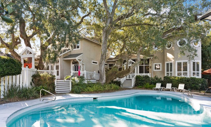East Beach House | East Beach Family Retreat with large pool, sleeps 15