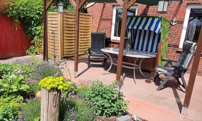 Westerholt House | East Frisian country house with large fenced garden