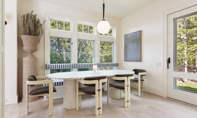 Barnes Landing House | East Hampton: Chic 4 bed, Water Views, Walk to Beach, 5 min drive to Amagansett
