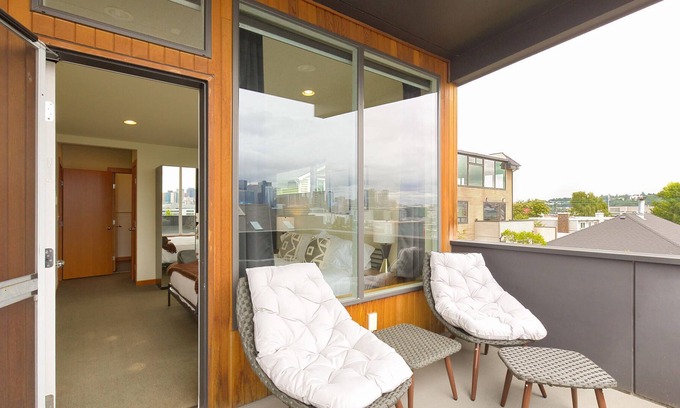 East Queen Anne Apartment | East Queen Anne 3BR near Iconic Seattle Sites