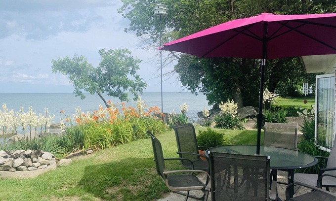 Kingsville House | East Shore - Lake View Cottage - Pelee Island
