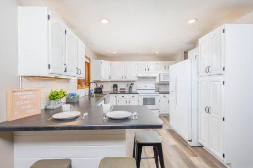 Appleton House | East Side 3 Br 2 full bath King Bed