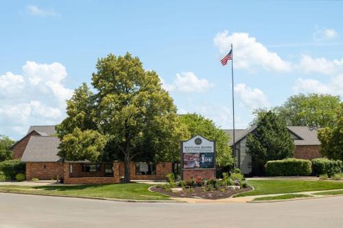 Bloomington Hotel | Eastland Suites Hotel & Conference Ctr, Trademark by Wyndham