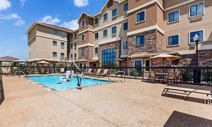 Fossil Creek Apartment | Easy Access to Convention Center | Outdoor Pool + Free Breakfast