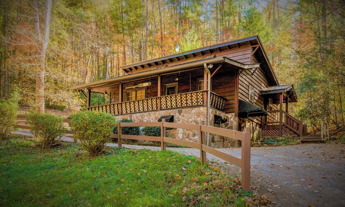 Blue Ridge Cabin | 🌲Easy Paved Access🔥Fireplace❤️Great Privacy🏞️Across River🎇NearDowntown🙂