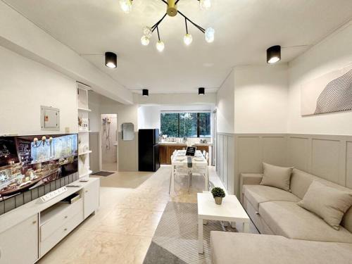 Manoc-Manoc Apartment | Easy White Beach Access, with Kitchen, Dining and Living Room, Perfect for Groups and Family