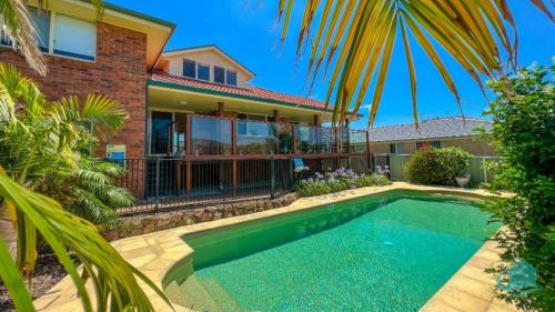 Caves Beach House | Ebbtide at Caves - 500 m to beach