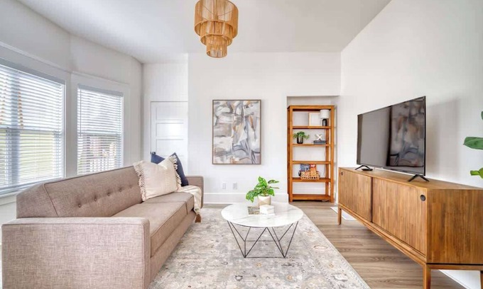 King House | Eclectic 2BR - Victorian Charm - Steps to Fun