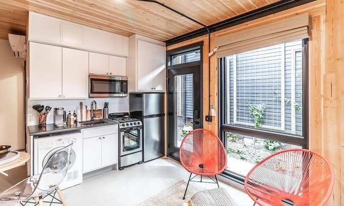 South Perry District Apartment | Eco-friendly Private Studio with free wifi