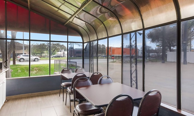North Burnet Hotel | Econo Lodge Austin North near The Domain