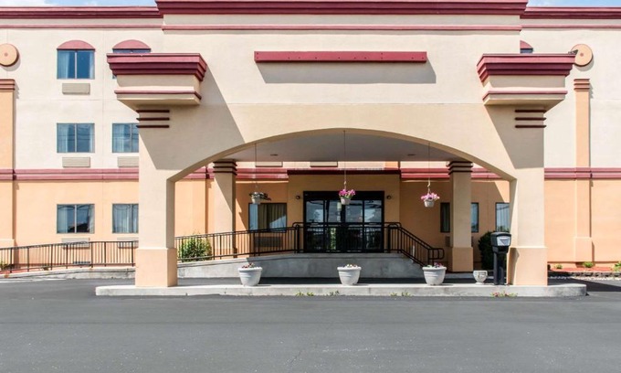Carlisle Cabin | Econo Lodge Carlisle Central
