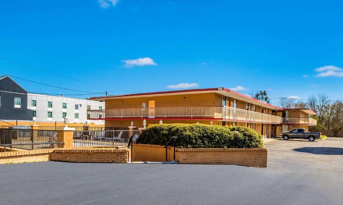 Macon Hotel | Econo Lodge Inn & Suites Macon West