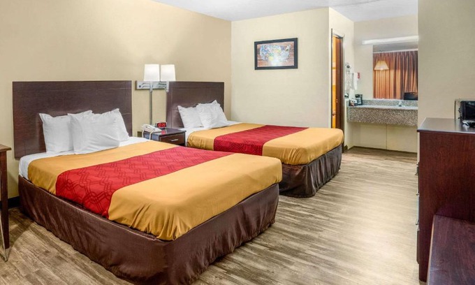 Rolla Cabin | Econo Lodge near Missouri University of Science and Technology