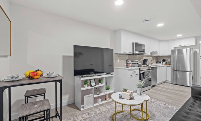 Old Strathcona House | Edmonton Whyte Ave Private Basement Suite 😍 Sleeps 4!