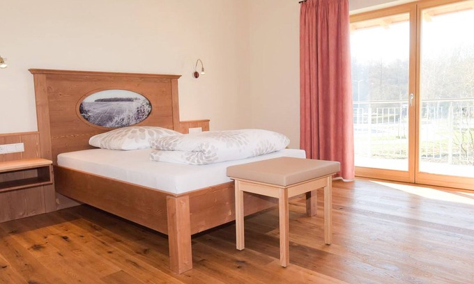 Baden-Baden Apartment | Einzelzimmer 24qm, mit Flachbild TV und Balkon