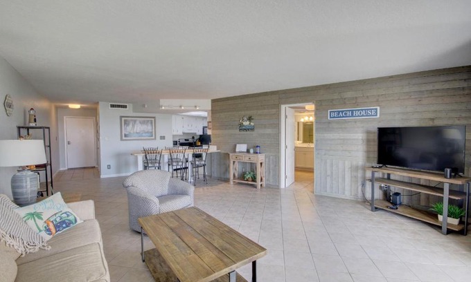 Fort Walton Beach House | El Matador 415 - Walk right out to the pool and the beach!