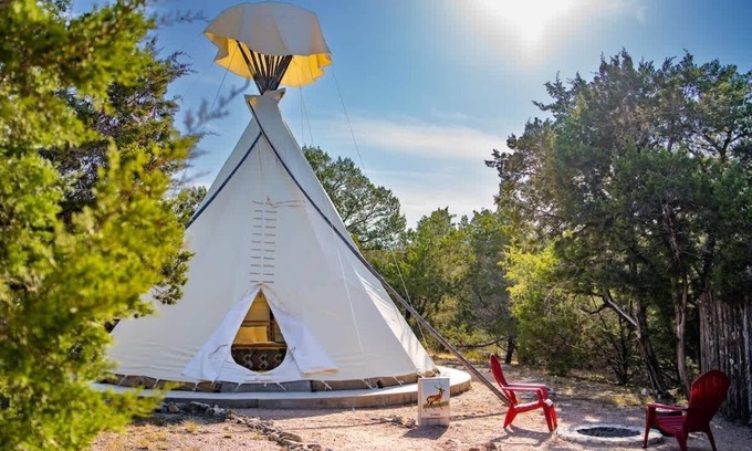 Dripping Springs House | El Venado | Nature Retreat + Lounge Deck