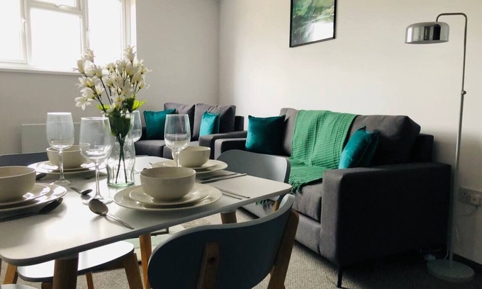 Peterborough Apartment | ELD2 - Spacious 2 bedroom, Free parking & Netflix