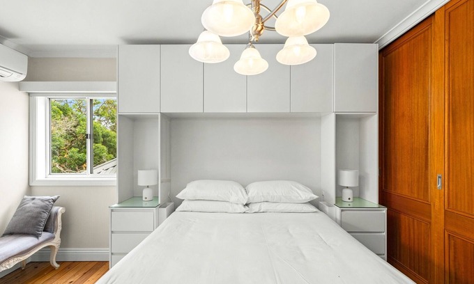 Balmain House | Elegant 1-Bed with Study by Balmain Wharf