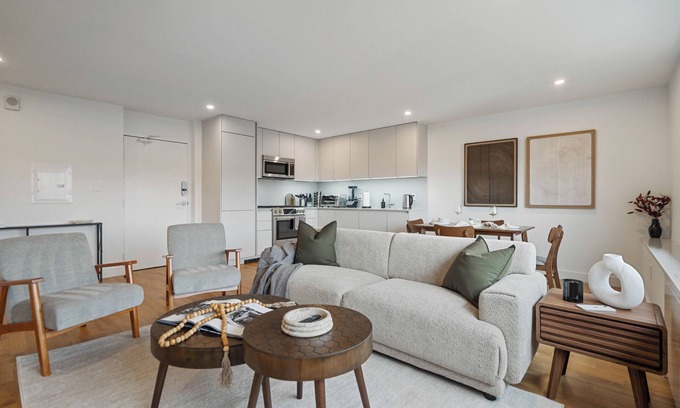 Radnor - Fort Myer Heights Apartment | Elegant 1BR - 5 Min to DC & Georgetown - Gym
