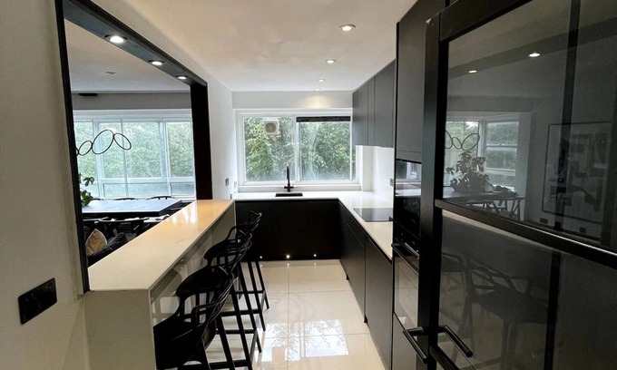 Brondesbury Park Apartment | Elegant 2-bed Oasis: Renovated, Artful Decor & Sunlit in Queens Park