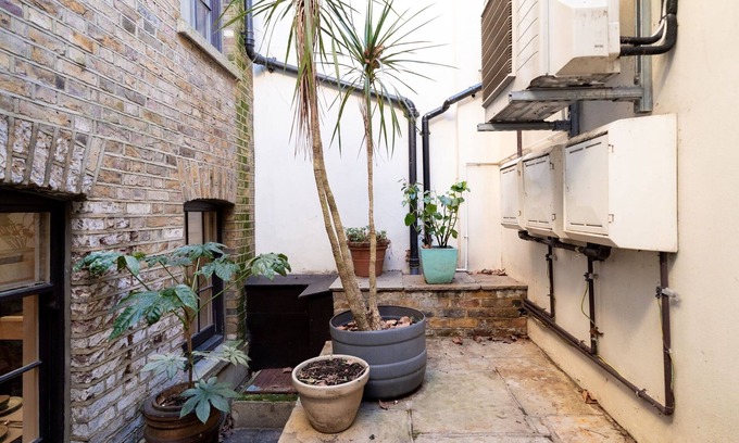 Kennington Apartment | Elegant 2BR 2BA with Patio in Kennington