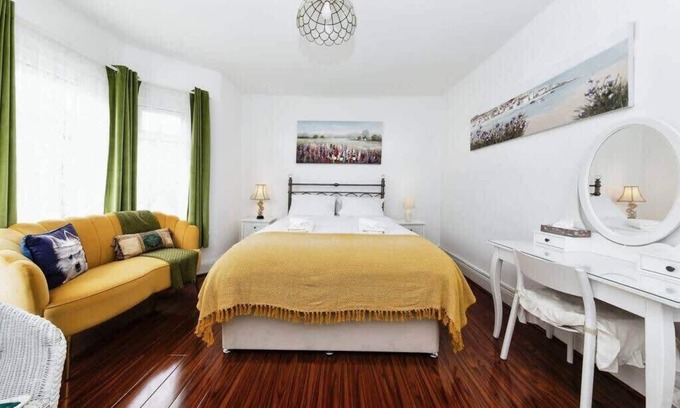 South Norwood House | Elegant 3-Bedroom House in London