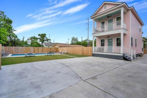 Dillard Apartment | Elegant 4bd with Pool and Off Street Parking