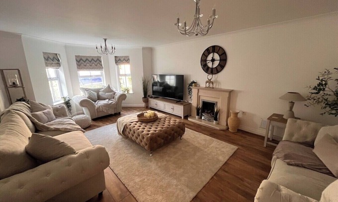 Runnymede Apartment | Elegant 5 bed 4.5 bath gated community home with conservatory